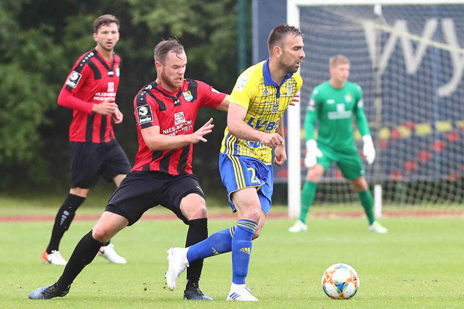 CFC-Kicker Tobias Müller (l.) im Zweikampf gegen Azer Busuladzic von Arka Gdynia.