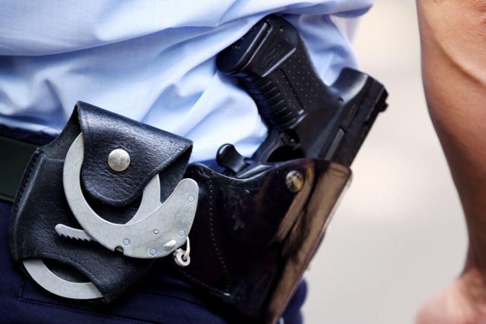 Dieser Bundespolizist trägt seine Pistole noch (Symbolbild).