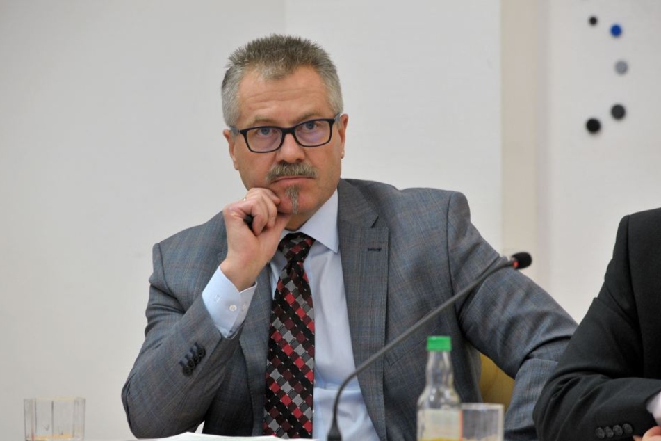 Mit Streifen, Videoüberwachung und Fahrradstaffel will Bürgermeister Miko Runkel (56, parteilos) für Ordnung und Sicherheit sorgen.