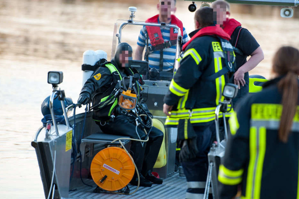 Ein Taucher der Feuerwehr konnte den bewusstlosen Jugendlichen finden. (Symbolbild)