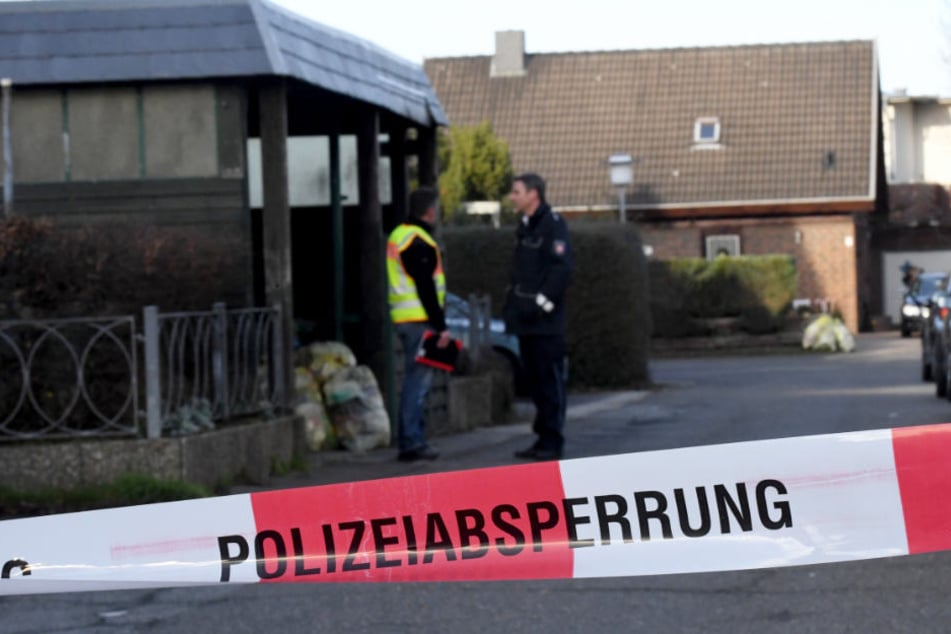 Die Polizei sucht die Umgebung des Tatorts nach Spuren ab.