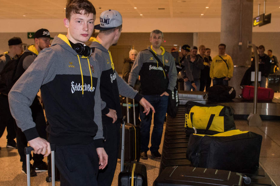 Die Dynamos - hier vorn Keeper Markus Schubert - nach der Ankunft auf dem Flughafen beim Warten aufs Gepäck.
