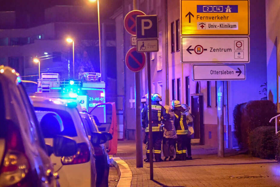 Einsatzkräfte der Feuerwehr mit den beiden Betroffenen.