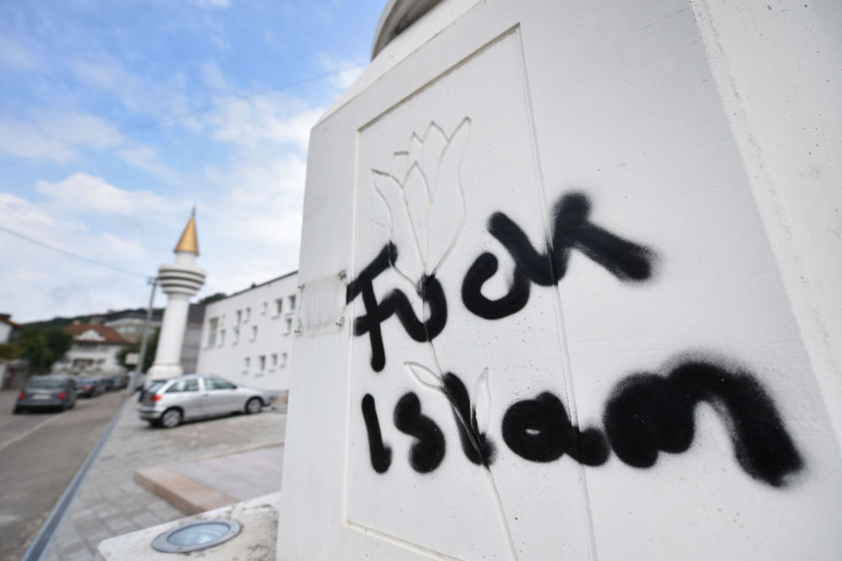 Eine islamfeindliche Parole steht auf einem Minarett der Ditib-Moschee in Schwäbisch-Gmünd. (Archivbild)