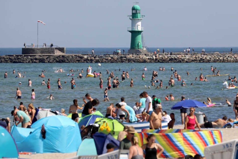 Der Strand von Rostock-Warnemünde lockt in diesen Tagen besonders viele Badegäste an.