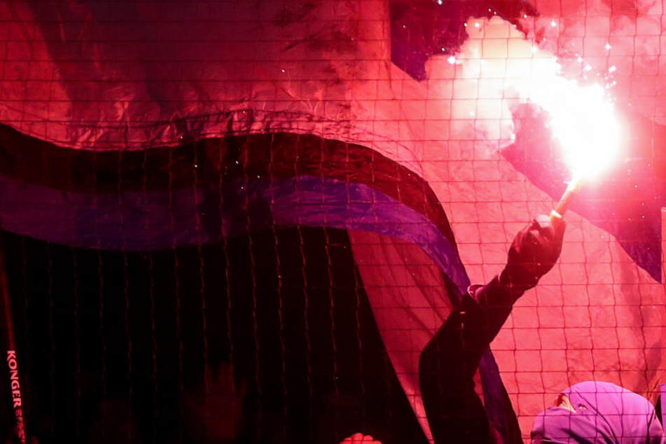Ein Ordner wurde mit Pyrotechnik beworfen. (Symbolbild)