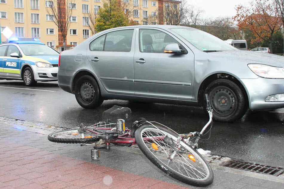 In Hoyerswerda stießen eine Radlerin und ein Skoda miteinander zusammen.