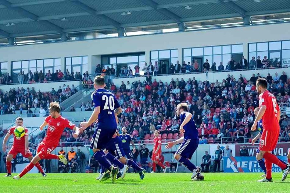 Jan Washausen (l.) zieht aus der Drehung ab und hämmert den Ball zum 1:1 in die VfL-Maschen.