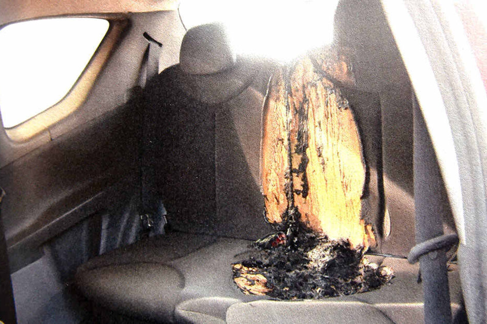 Totalschaden! Den Wagen seiner Verflossenen steckte er aus Wut in Brand. Der Rücksitz schmorte zusammen.