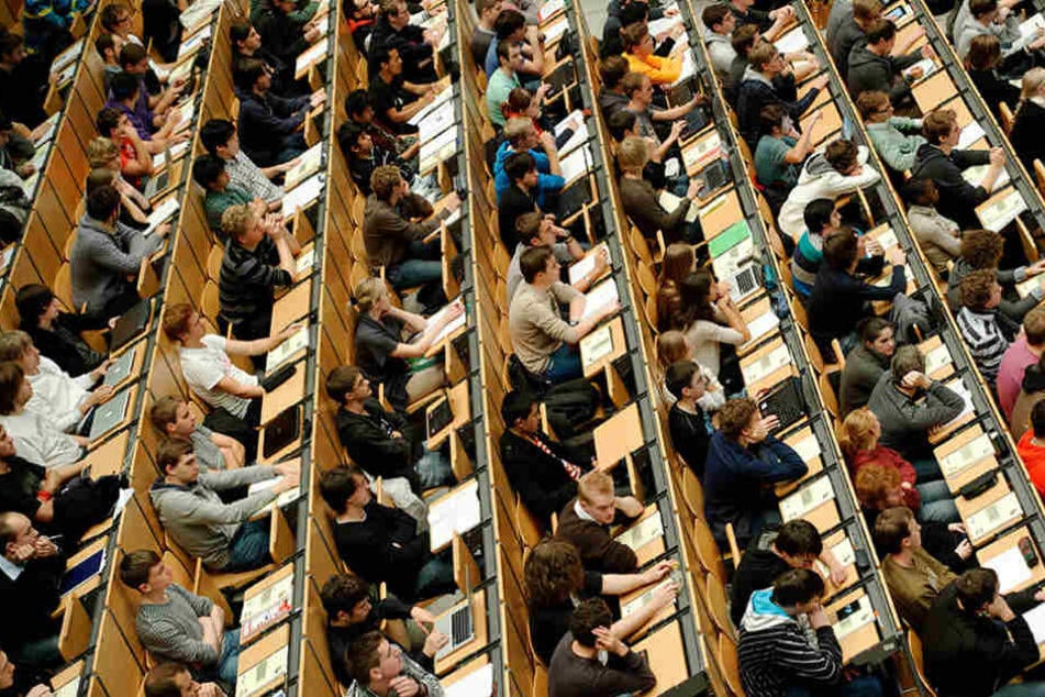 Studenten dicht an dicht bei einer Vorlesung.