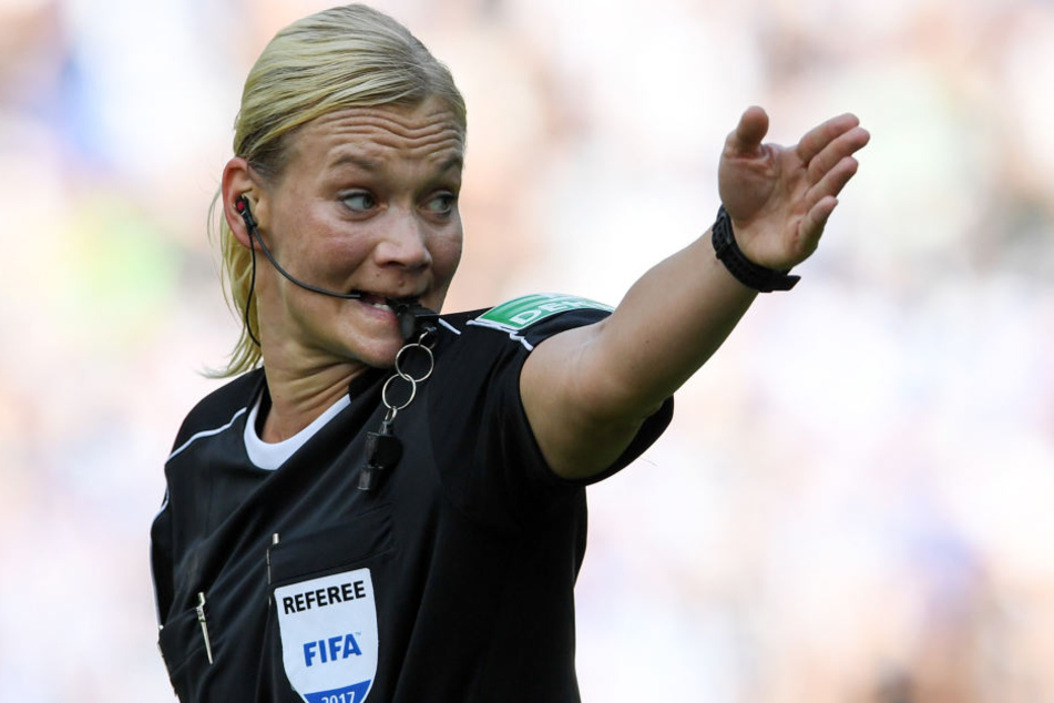 Für Schiedsrichterin Bibiana Steinhaus war es die Premiere in der Bundesliga.
