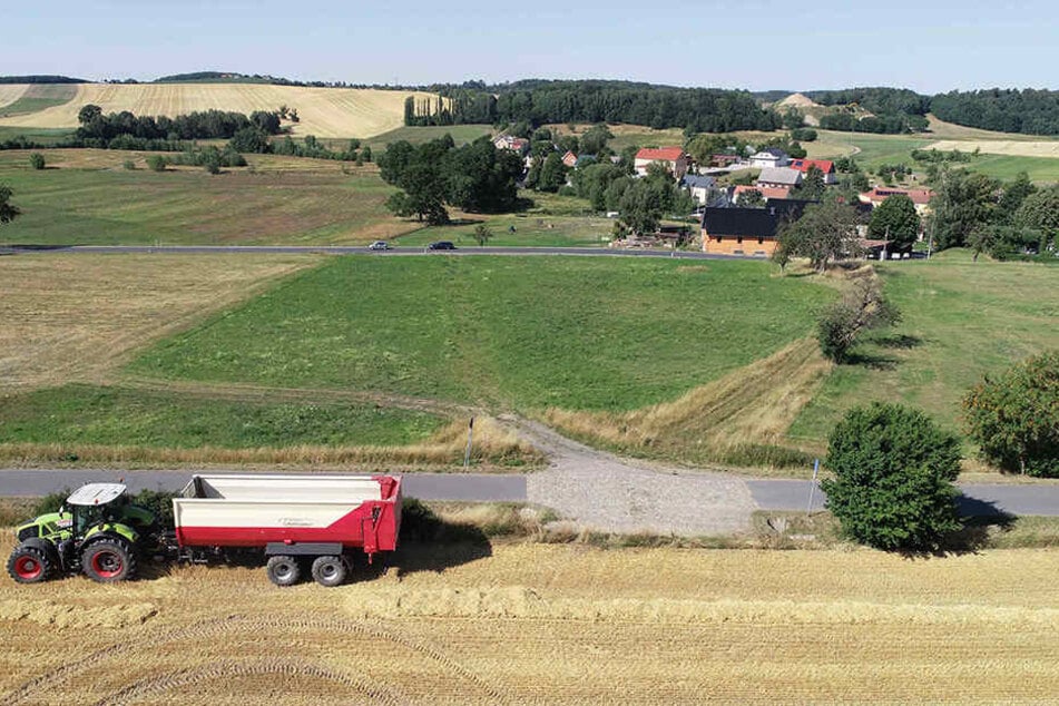 Weder über den Privatweg noch über den Bahndamm darf Heribert Meller mit seinen Maschinen fahren. "Es gibt aber keine andere Möglichkeit für mich."