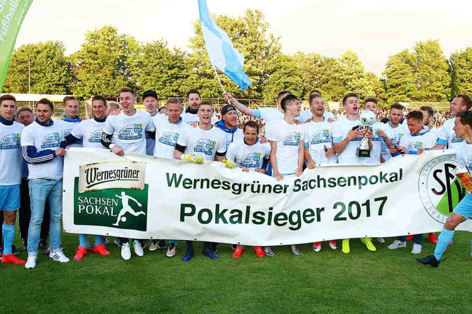 So sehen Sieger aus! Die Himmelblauen konnten die Saison mit einem Erfolg beenden.