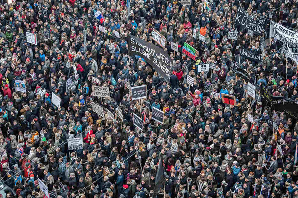 Die Demonstranten fordern außerdem eine eingehende Untersuchung des Mordes des slowakischen Enthüllungsjournalisten Kuciak und seiner Verlobten Kusnirova, die am 25.02.2018 erschossen aufgefunden wurden.