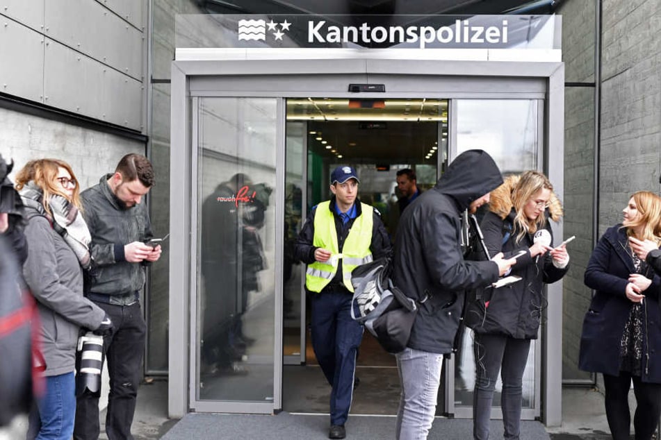 Im Gebäude der Schweizer Kantonspolizei wurde ein provisorischer Gerichtssaal eingerichtet.