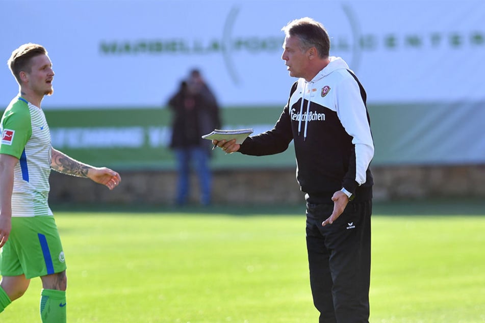 Nach dem 1:2 gegen den VfL Wolfsburg im Trainingscamp in Marbella stellte Dynamo-Trainer Uwe Neuhaus (r.) seinen ehemaligen Schützling Marvin Stefaniak zur Rede. Der hatte zuvor einen zweifelhaften Elfmeter rausgeholt.