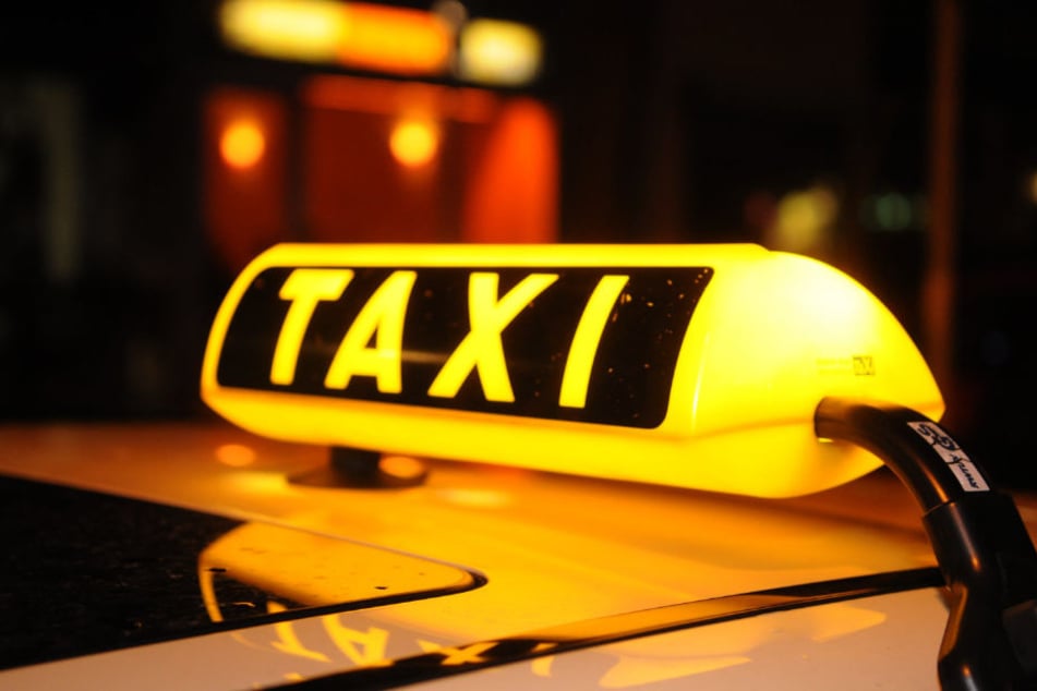 Der Taxifahrer wurde in ein Krankenhaus gebracht.