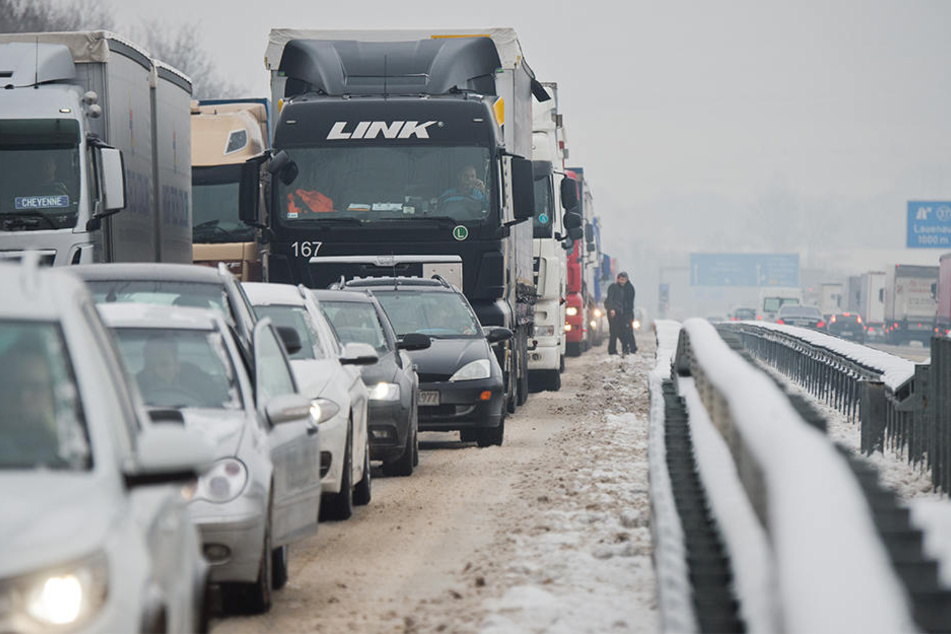 Es bildete sich ein bis zu vier Kilometer langer Stau auf der A2. (Symbolbild)