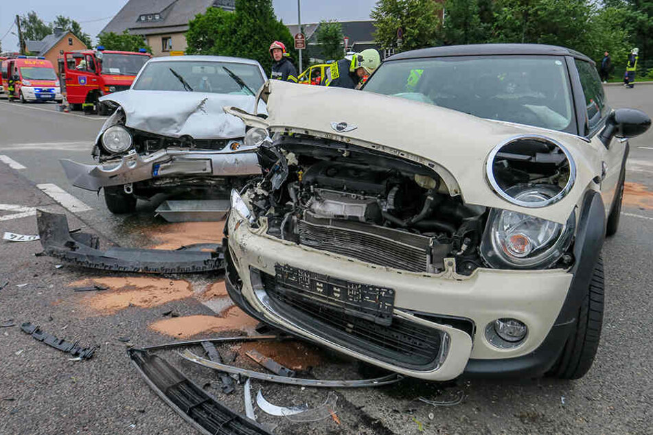 Im Sommer stießen an der Stelle ein BMW und ein VW zusammen, die Fahrerinnen wurden verletzt. (Archivbild)