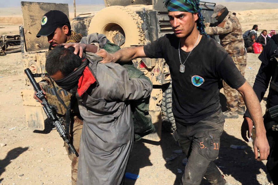 Mossul: Soldaten einer irakischen Spezialeinheit verhaften einen IS-Kämpfer. (Archiv)