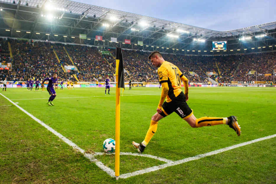 Philip Heise führt vor großer Kulisse einen Eckball für Dynamo Dresden am 3. Dezember 2017 beim 4:0-Sieg gegen Erzgebirge Aue aus.