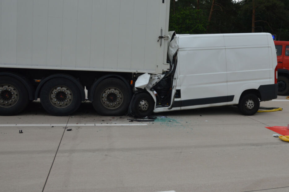 Der Sprinter raste ungebremst in den Lastwagen.