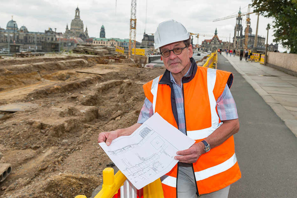 Straßen- und Tiefbauamtschef Reinhard Koettnitz (63) zeigt die Brücken-Pläne. Hinter ihm deutlich zu sehen: Die aufgetauchten Reste der ersten Brücke aus dem Mittelalter.