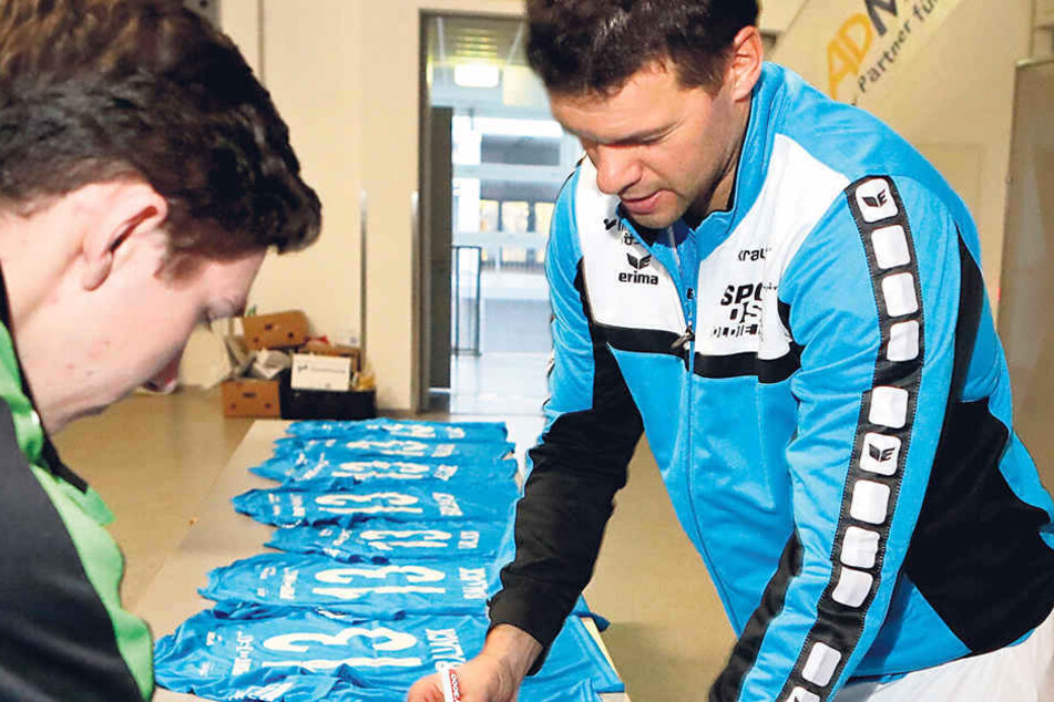 Seelenruhig signierte Ballack hinter den Kulissen Trikots mit seiner legendären Rückennummer "13".