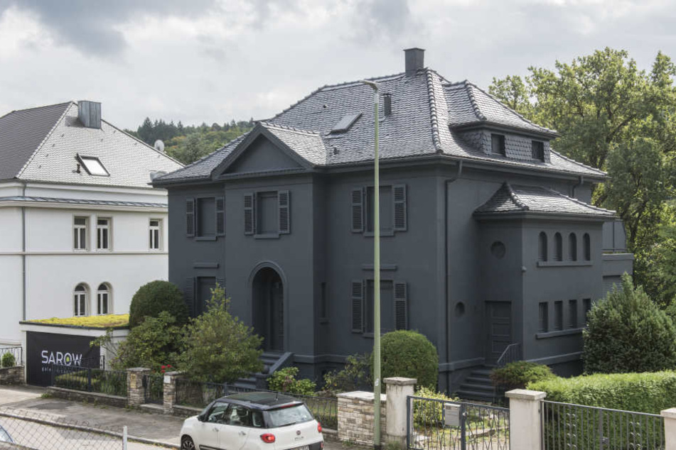 Selbst die Fenster der Villa wurden schwarz angemalt.