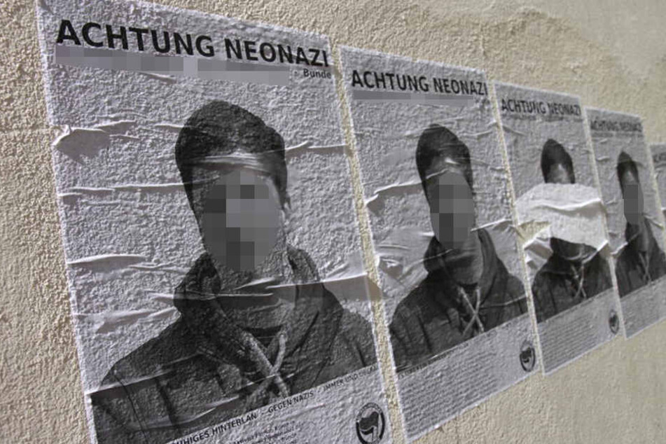 Hauswände und Stromkästen wurden in Bünde mit diesen Zetteln plakatiert.