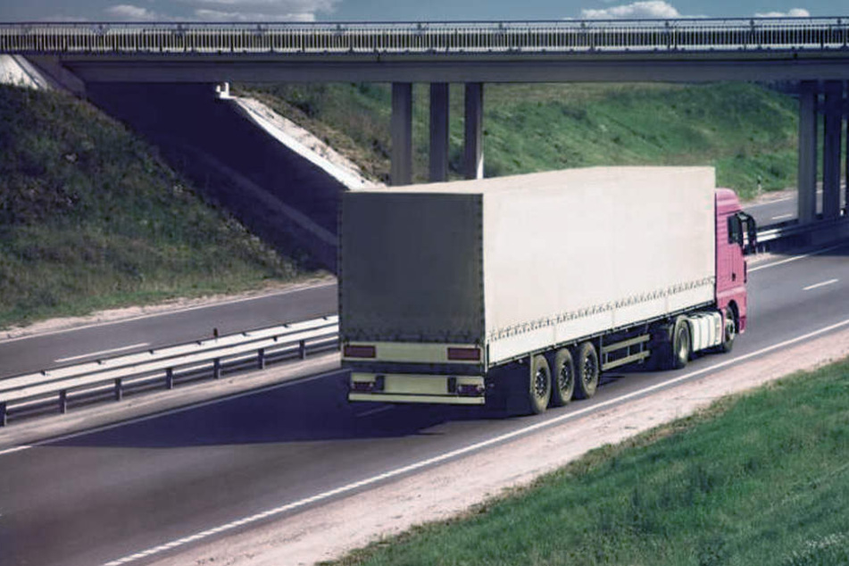 Von einer Autobahnbrücke warfen unbekannte Täter Steine und brachten die Autofahrer in Lebensgefahr. (Symbolbild)