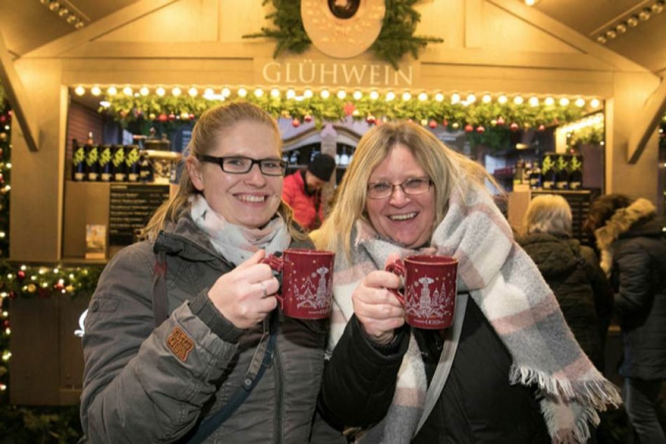 Der Glühwein fließt schon! Maria (33, l.) und Antje (53) schmeckt`s
