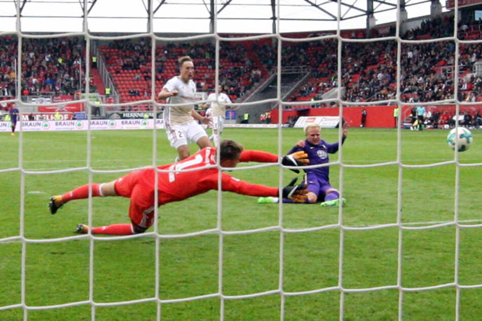 Sören Bertram trifft in Ingolstadt gegen FCI-Keeper Örjan Nyland zum zwischenzeitlichen 2:0 für den FC Erzgebirge. Am Ende gewannen die Auer mit 2:1 - drei Punkte, die im Vorfeld sicher nicht fest eingeplant waren.