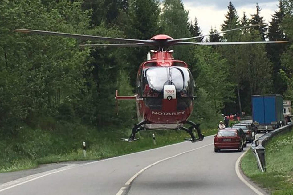 Der 20-Jährige wurde schwer verletzt mit einem Rettungshubschrauber ins Krankenhaus geflogen.