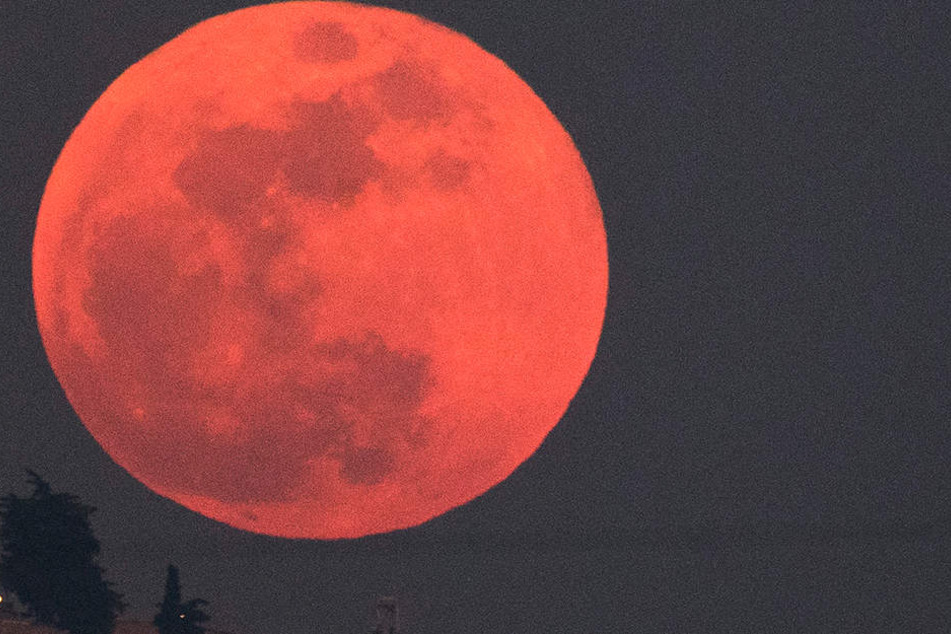 Der Blutmond im Juli steht bevor. Am 27. wird's rot am Himmel, denn diese totale Mondfinsternis am gehört zu den großen astronomischen Ereignissen unserer Zeit.