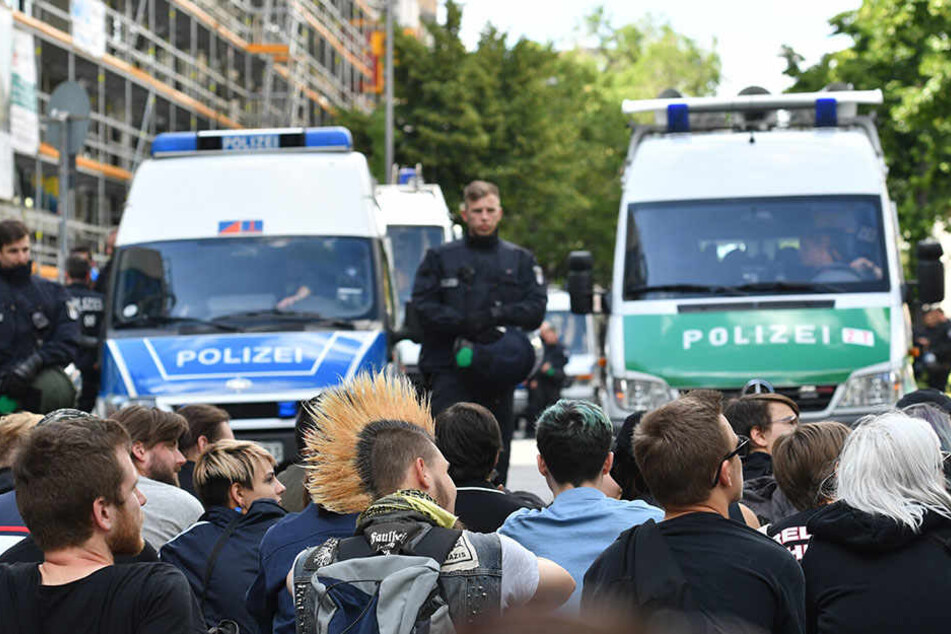 Am Dienstagabend gingen Linke gegen die hallensische "Identitäre Bewegung" auf die Straße. (Symbolbild)