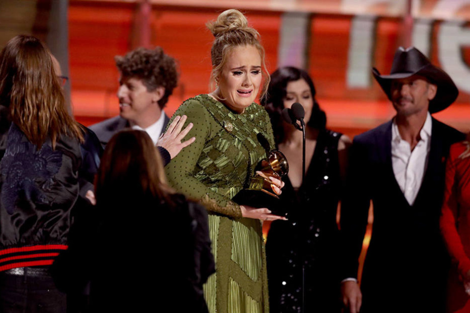 Ein Emotionaler Abend für Adele: Schon bei ihrer Performance fing die Britin an zu weinen, so auch hier bei der Dankesrede.