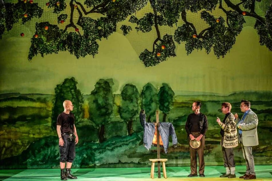 Die Straftäter Adam (Marius Marx), Khalid (Philipp Otto) und Gunnar (Philipp von Schön-Angerer) leben in der Pfarrei von Ivan (Christian Ruth).