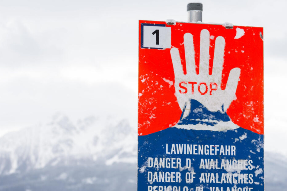 Ein Schild weist auf die Gefahr durch Lawinen hin. (Symbolbild)