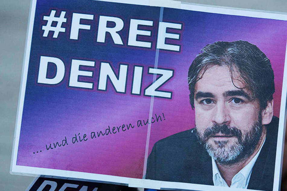 #FreeDeniz-Plakate bei einer Mahnwache Mitte Februar in Yücels Heimatstadt Flörsheim.