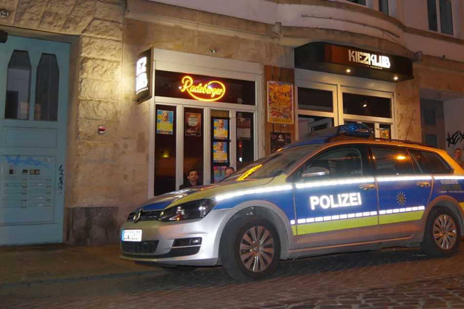 Nach der Anti-PEGIDA-Demo randalierten Linksautonome zwischen 21 und 21.15 Uhr in der Dresdner Neustadt.