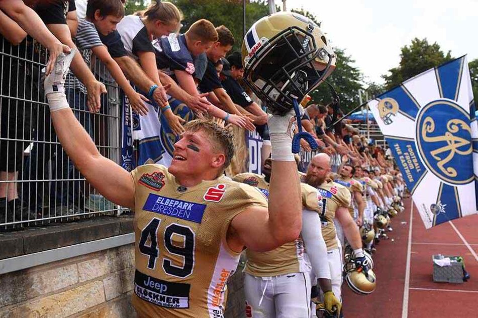 A. J. Wentland klatscht mit den Fans ab.