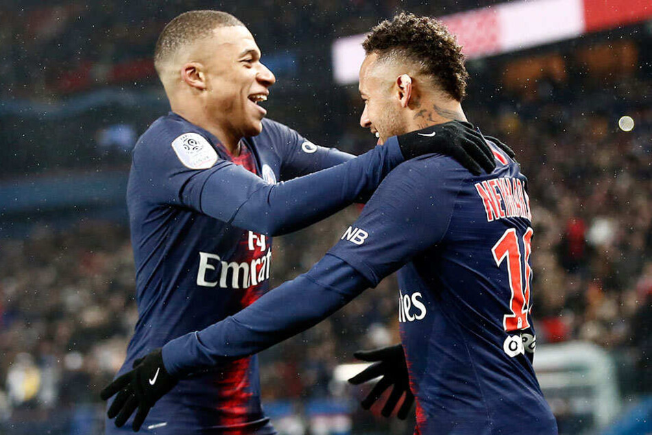 Neymar (r.) jubelt mit Mannschaftskollege Kylian Mbappe über seinen Treffer zum 6:0.