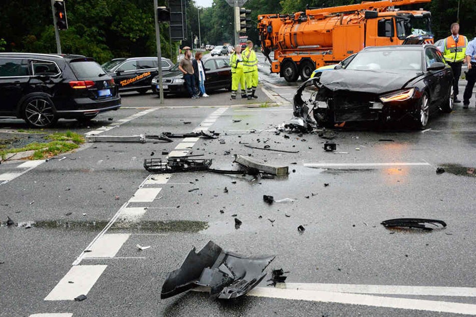 Autoteile lagen überall auf der Straße rum.