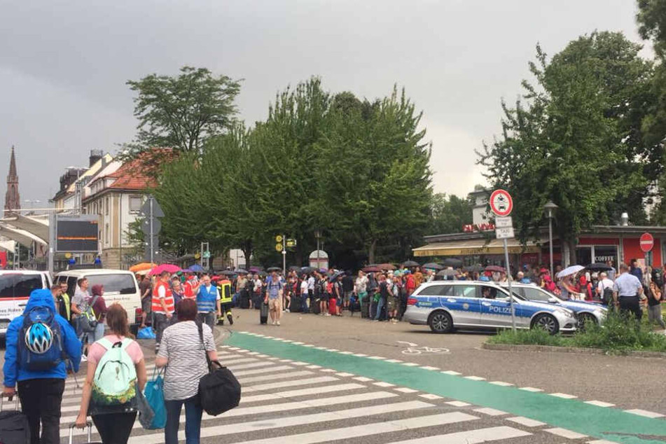 Nach Angaben der Deutschen Bahn wurde die Strecke zwischen Offenburg und Freiburg - eine wichtige Verbindung für den Nord-Süd-Fernverkehr - am Sonntagabend komplett gesperrt.