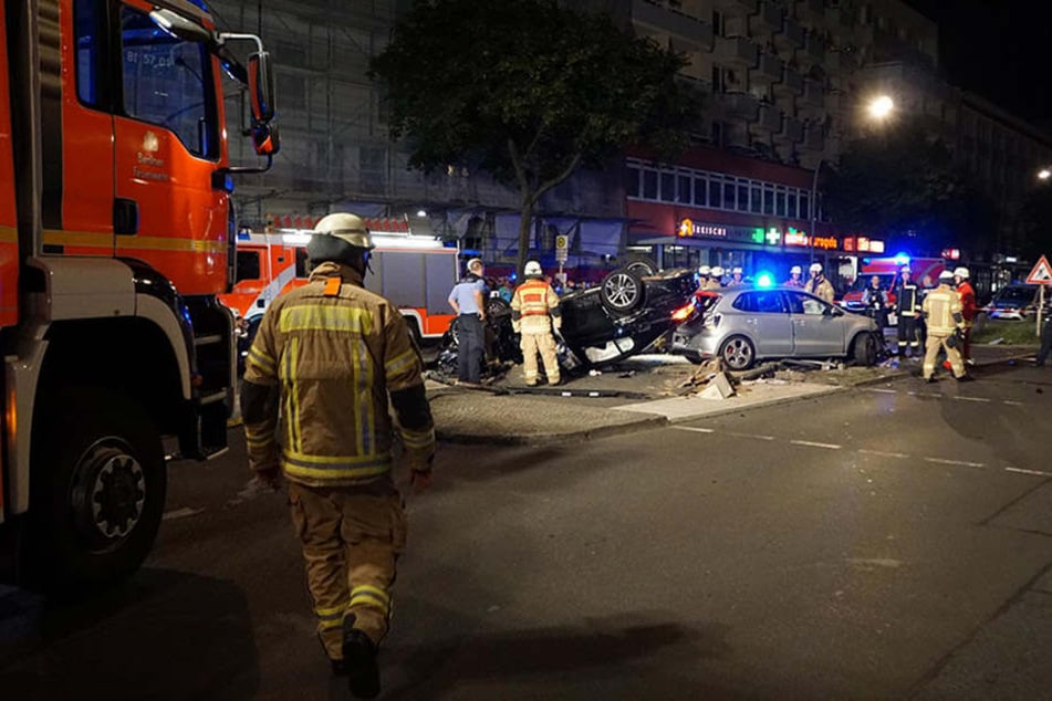 Die Unfallaufnahme und die anschließenden Aufräumarbeiten dauerten bis in die Morgenstunden an.