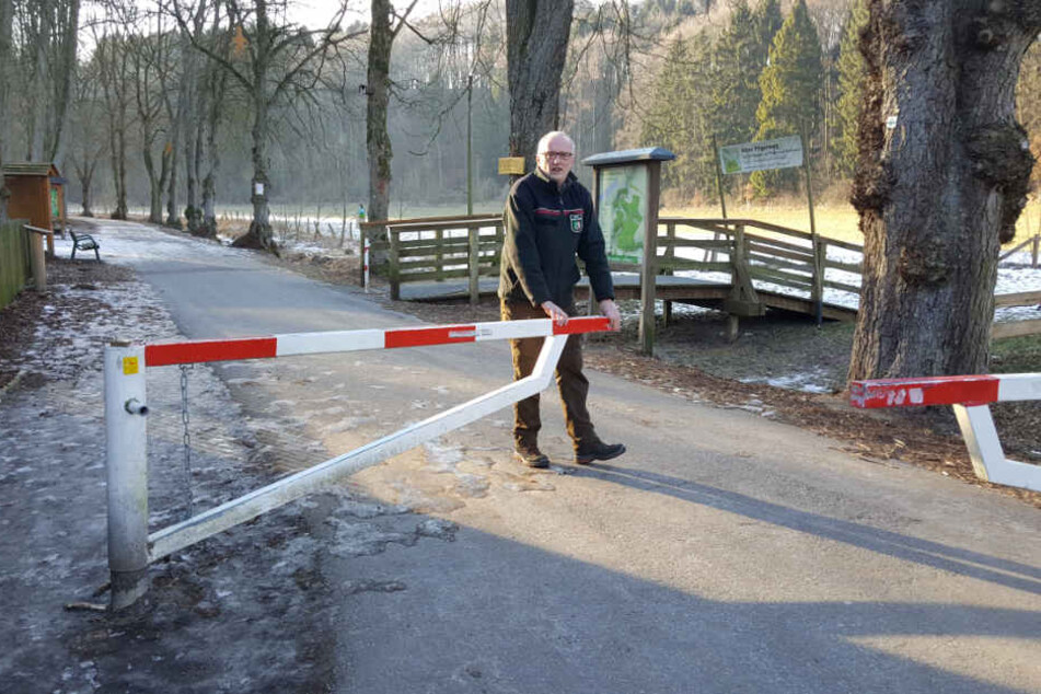 Stadtförster Klaus Wullenweber macht den Paderborner Stadtwald nach dem Sturm Friederike symbolisch an der Schranke im Haxte.