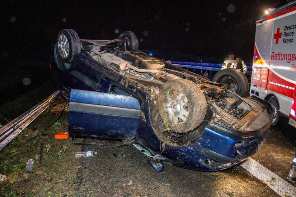 Durch den Zusammenstoß mit der 20-Jährigen landete das vor ihr befindliche Auto aufs Dach.