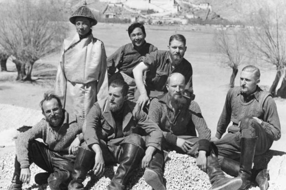 Lange wurde vermutete, dass die Statue von der Tibet-Expedition rund um Ernst Schäfer (3.v.l.) nach Deutschland gebracht wurde.