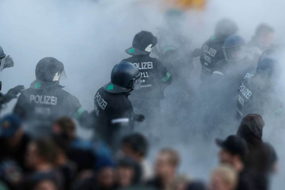 Polizisten bei Ausschreitungen während des G20-Gipfels in Hamburg.